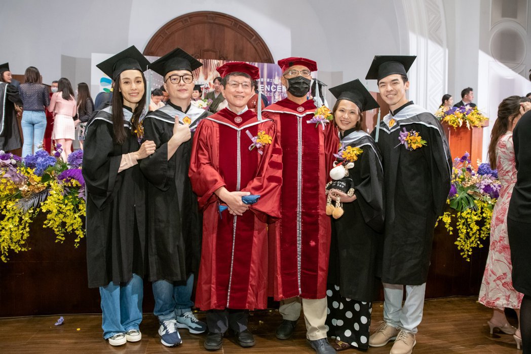 台师大赞典范！范玮琪硕士代表致词 在校表现曝光