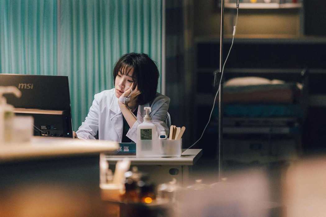 蔡淑臻喝柴油手臂扎针预告「女外科」有大尺度情欲戏