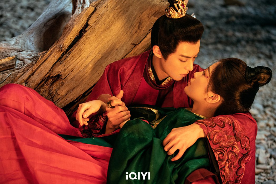 「苍兰诀」欲吻幕后曝光！虞书欣按头王鹤棣「吻超深」