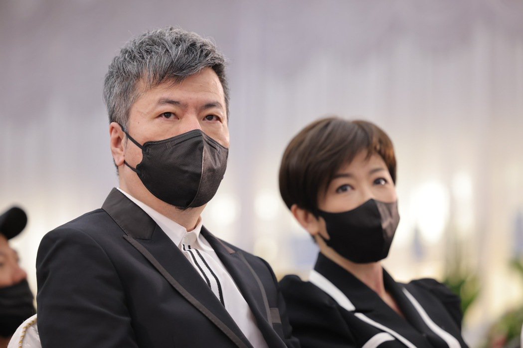 王瞳暴瘦现身艾成告别式李明依：她吃不下东西