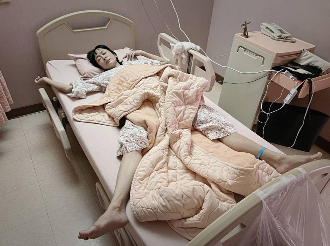 唐玲悲曝「胃癌细胞转移卵巢」　病榻泪诉：希望破灭