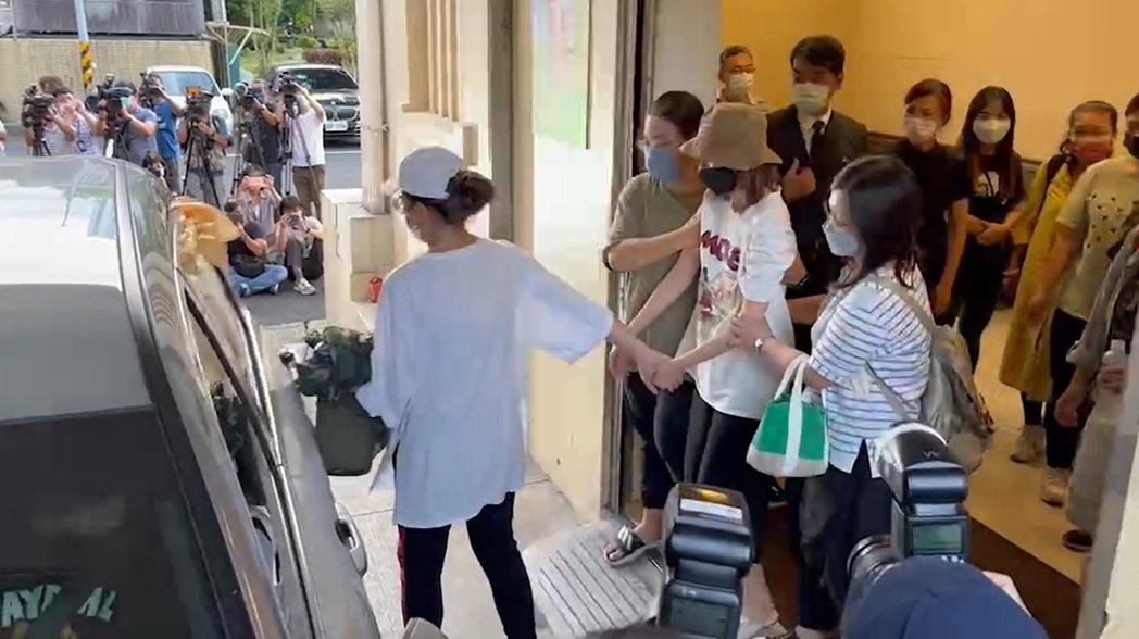 艾成遗照挑定回马落叶归根？王瞳千言万语只化1字