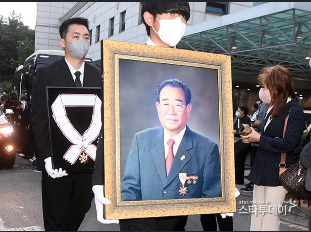 刘在锡、姜虎东都来了！忍悲齐送「国民MC」最后一程