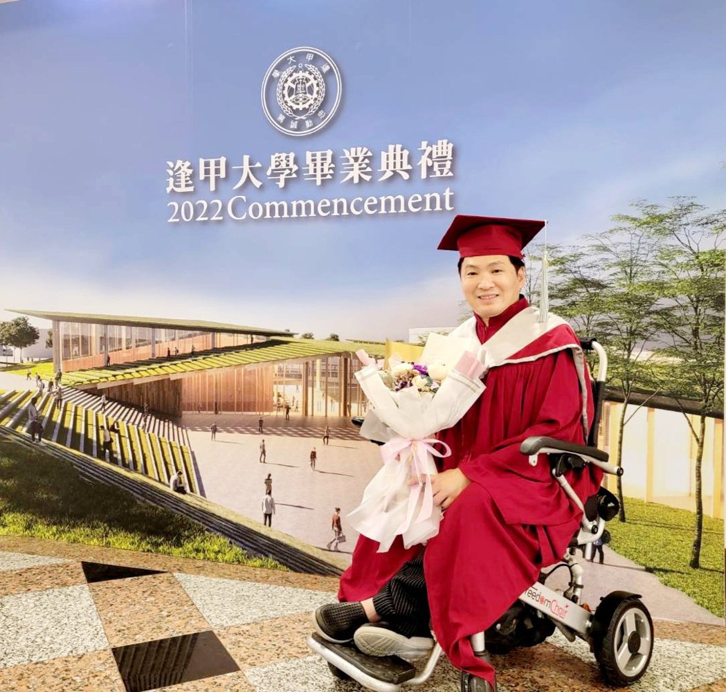 「台湾鸭王」战胜瘫痪人生！硕士毕业夺新典奖