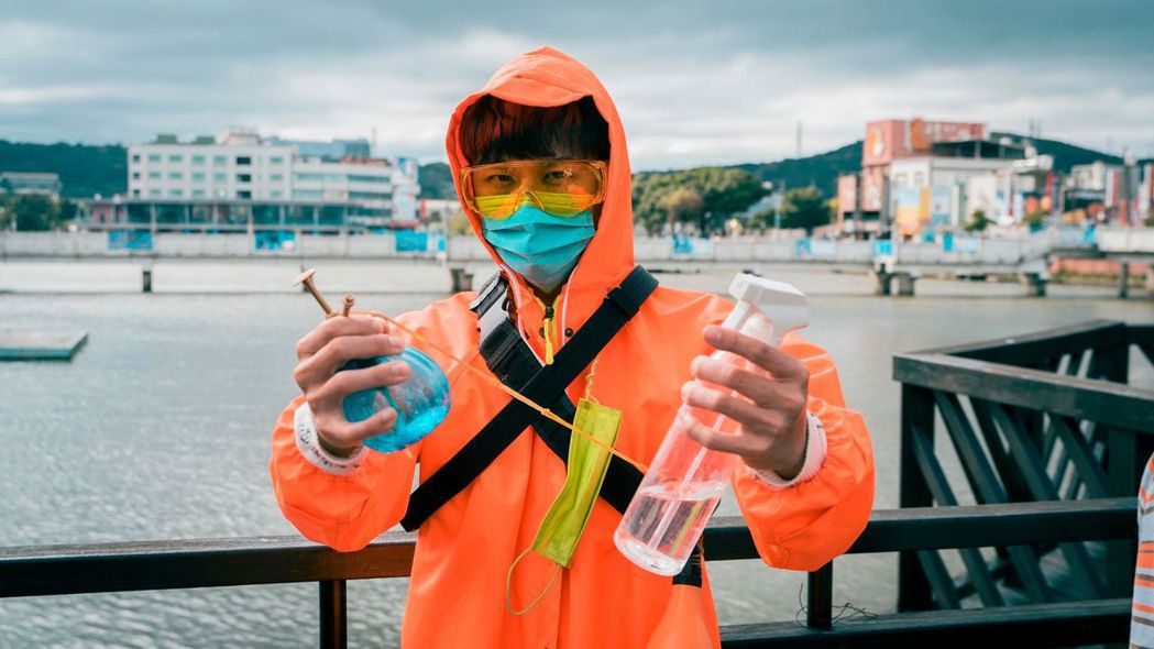 视帝公主抱疑似确诊者爱的宿命送医骑车沿街喊：快打疫苗！