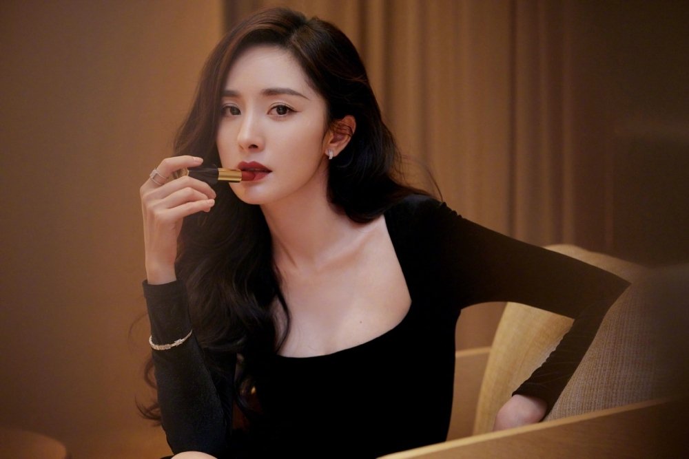 杨幂520自爆桃花旺 狂晒收花照 神秘爱慕者表白？