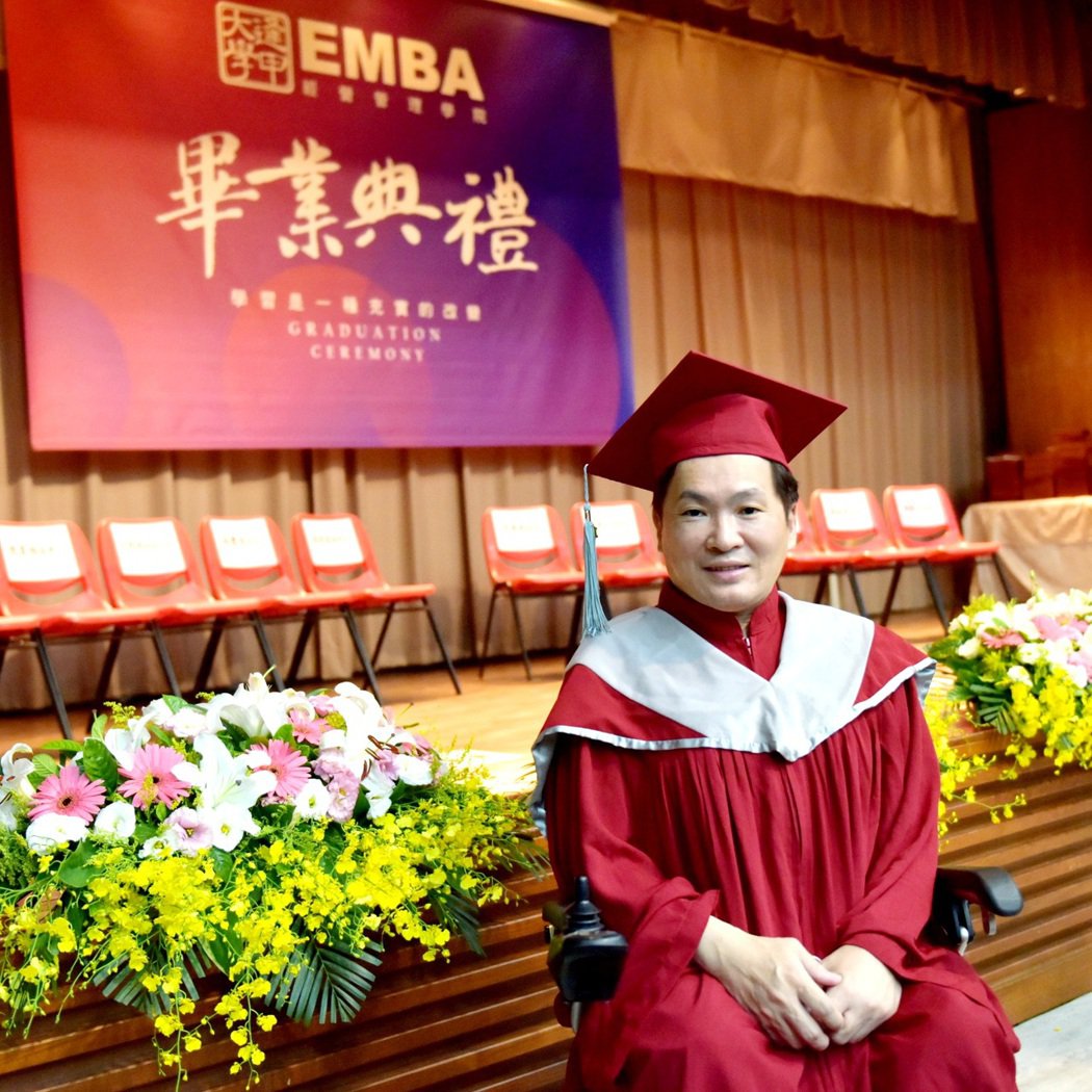 「台湾鸭王」战胜瘫痪人生！硕士毕业夺新典奖