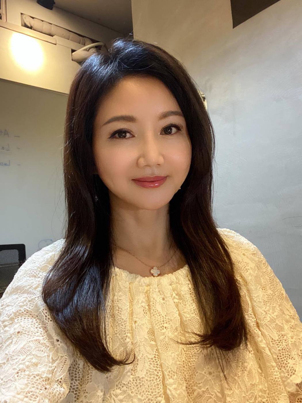 嫩妻「小邓丽君」有不能说的秘密！洪荣宏回应了