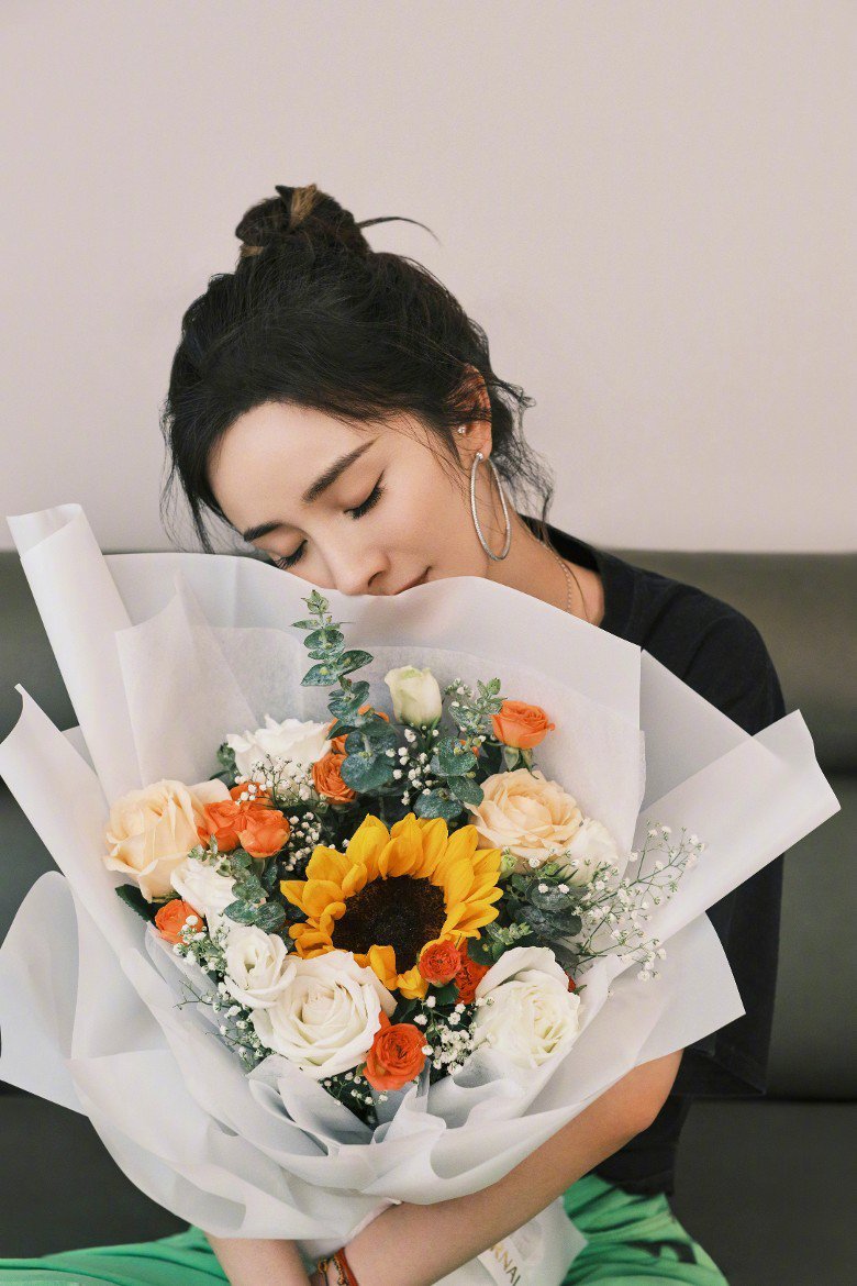 杨幂520自爆桃花旺 狂晒收花照 神秘爱慕者表白？