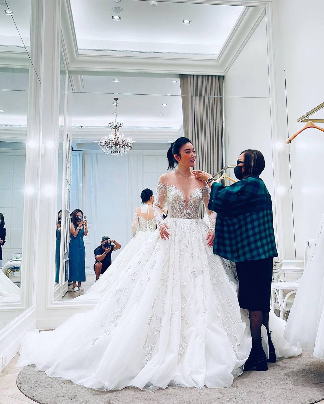 女神许维恩试婚纱 年底补办婚宴