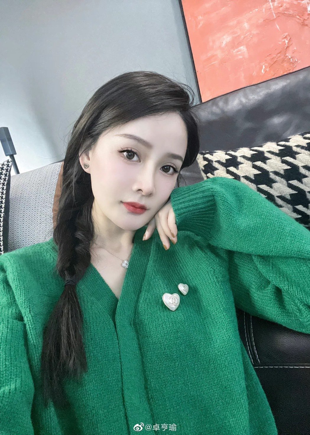 被爆花6年「整成杨幂」 女星嫁豪门儿正脸曝光网惊呆