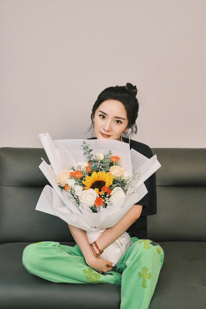 杨幂520自爆桃花旺 狂晒收花照 神秘爱慕者表白？