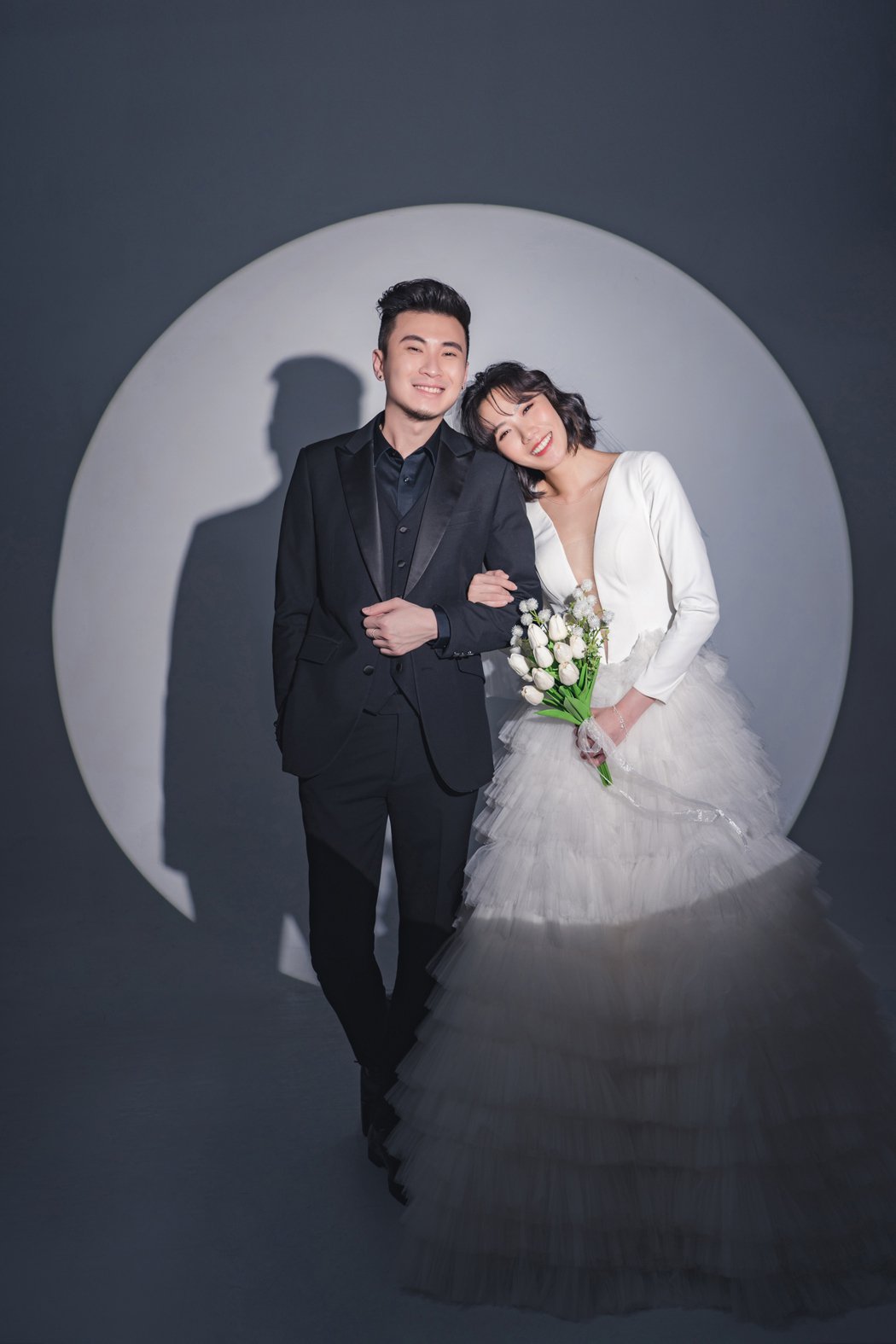 大牙结婚2周年拍婚纱老公竟只顾和「小三」晒恩爱