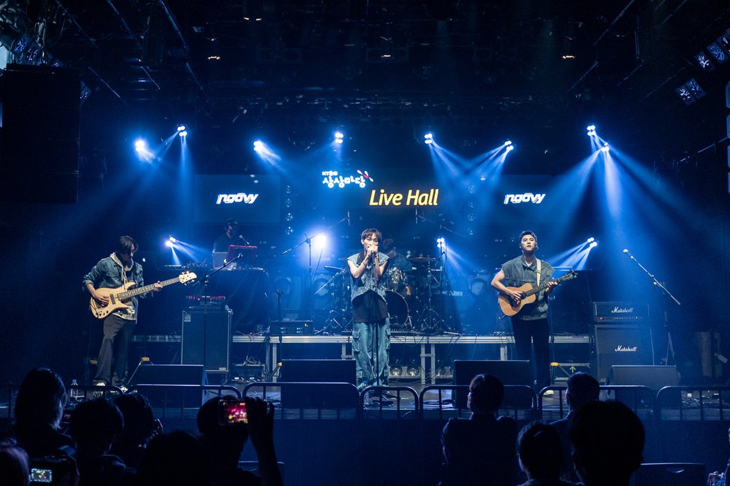 4乐团在韩开唱釜山国际摇滚音乐rrggg节飘台味