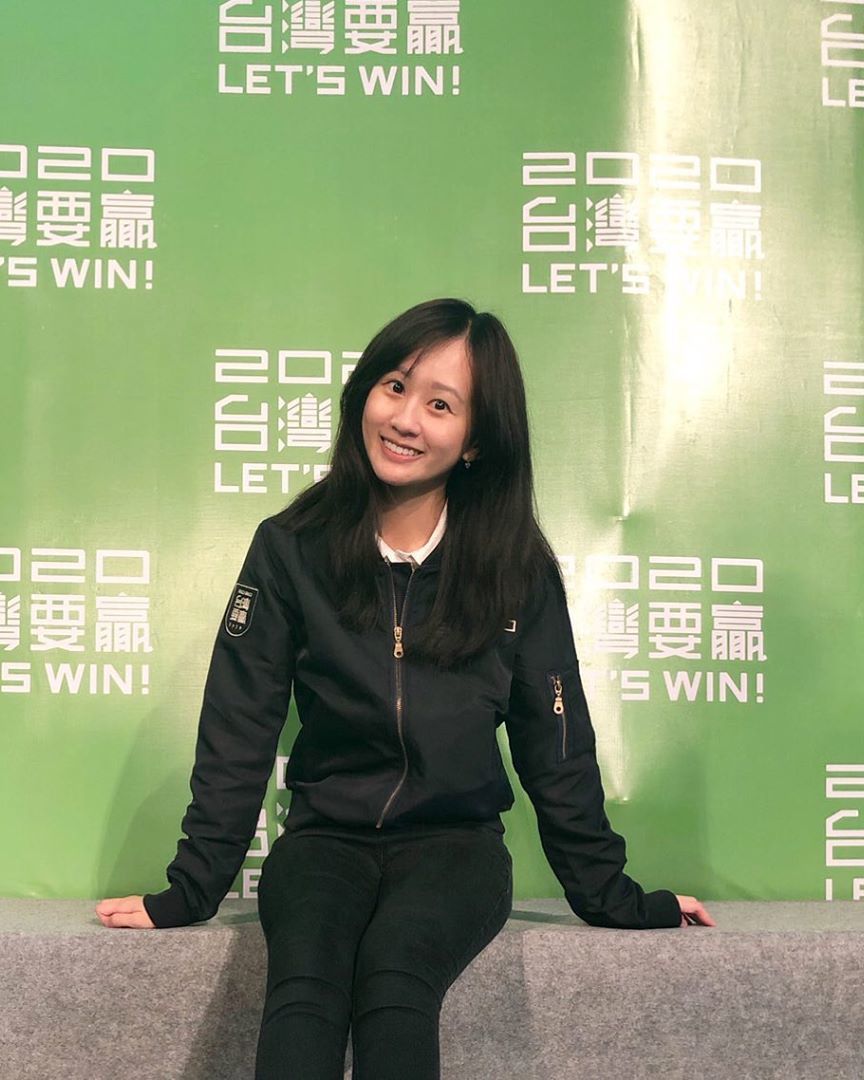 蔡英文记者会正妹翻译成亮点　就是四年前「脱裙女孩」