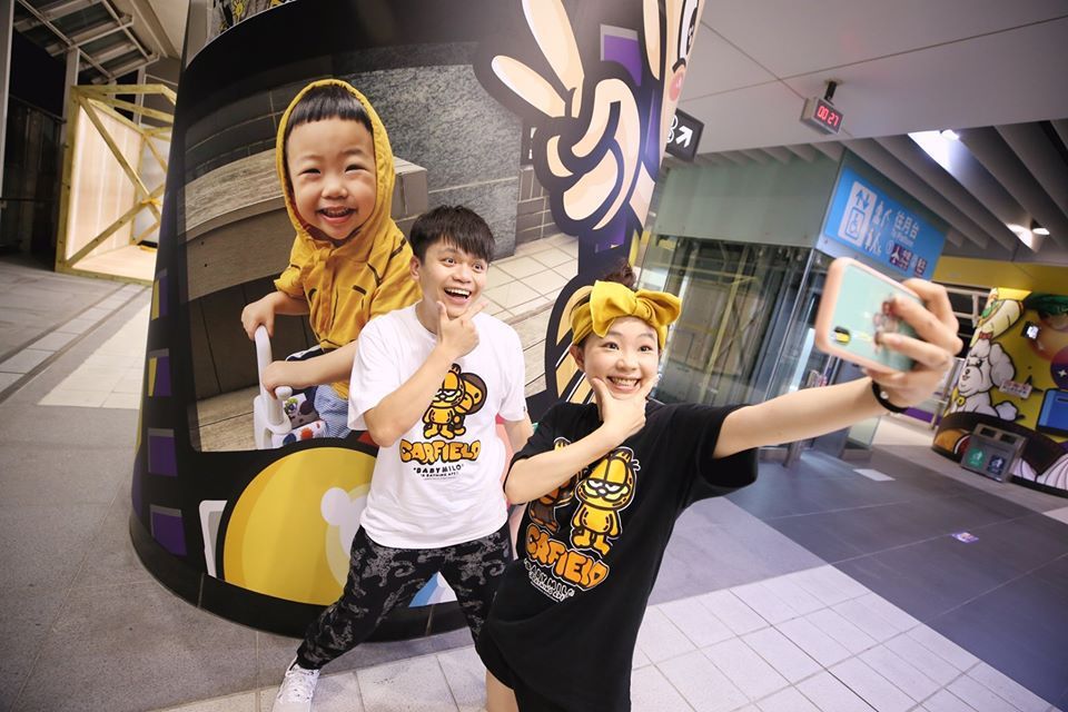 蔡阿嘎砸百万包下捷运站办展　网呛：为何要强迫大家看小孩