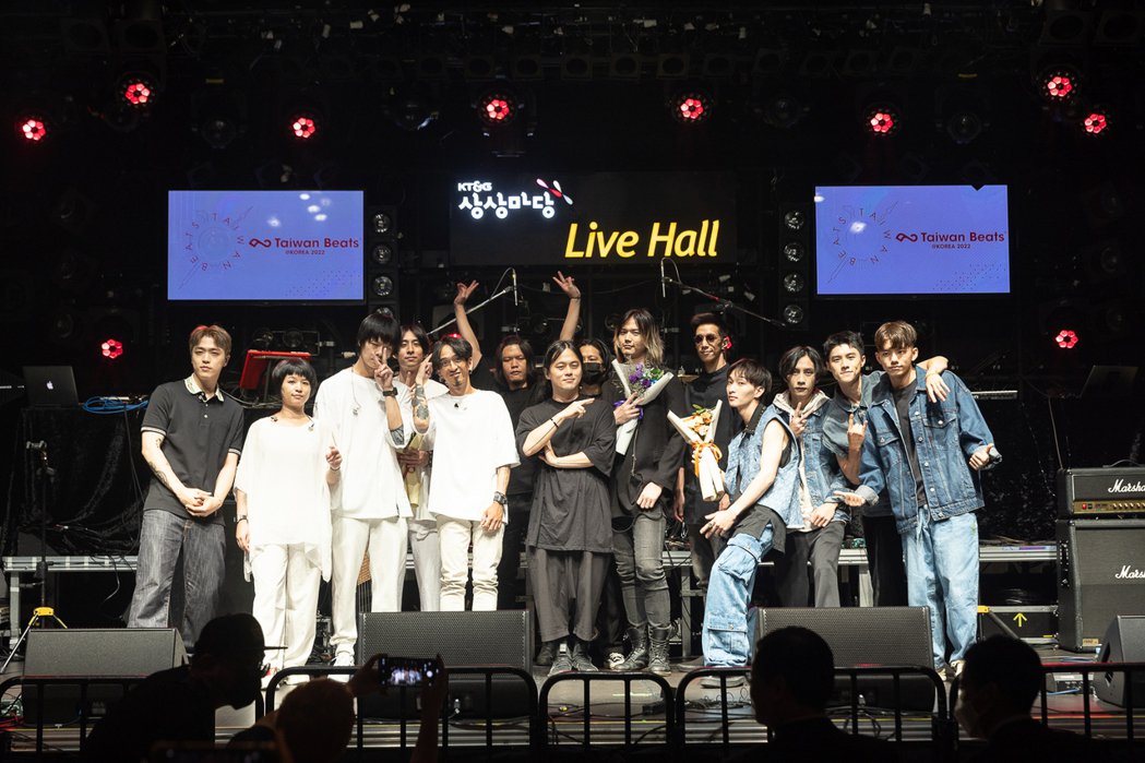 4乐团在韩开唱釜山国际摇滚音乐rrggg节飘台味