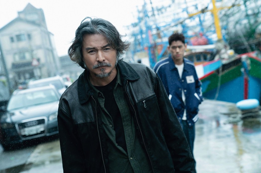 金钟影帝变样认不出来 李铭顺40公分长发和这男星撞脸