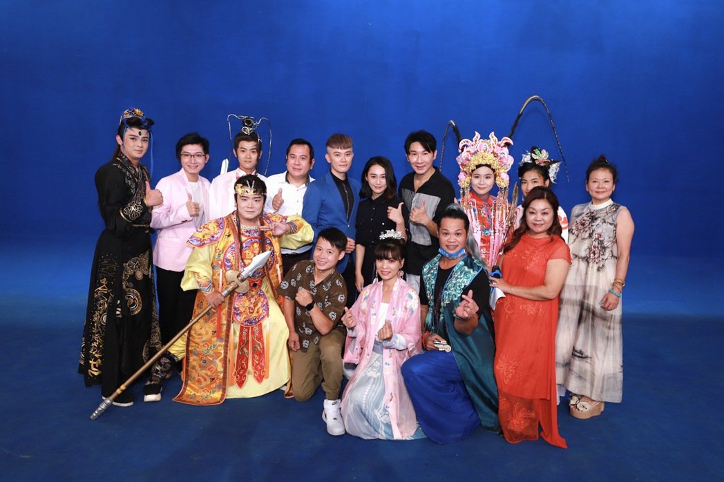 「传奇」推神剧  演员踩小人摆米龙消灾招财