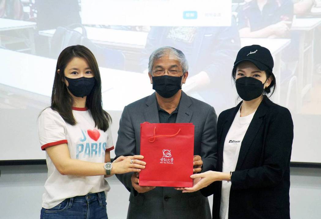 从林心如手上接棒许玮宁担任世新上海硕专班学生会长