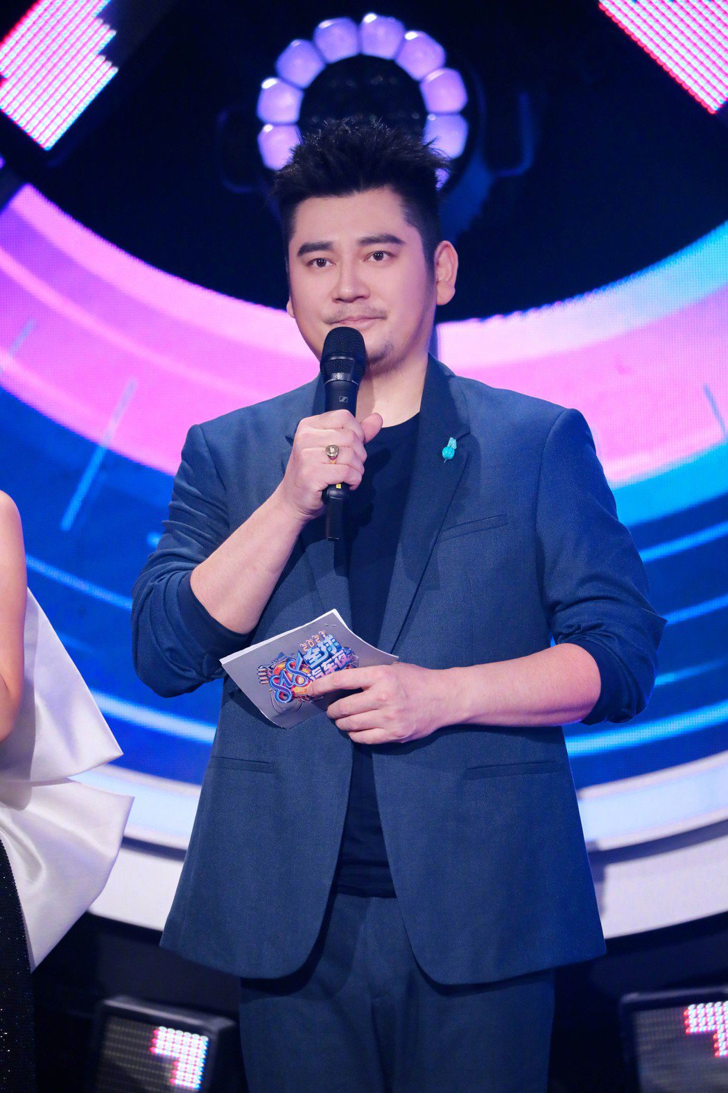 钱枫主持节目见美女疑起「生理反应」 裤裆凸起照曝光