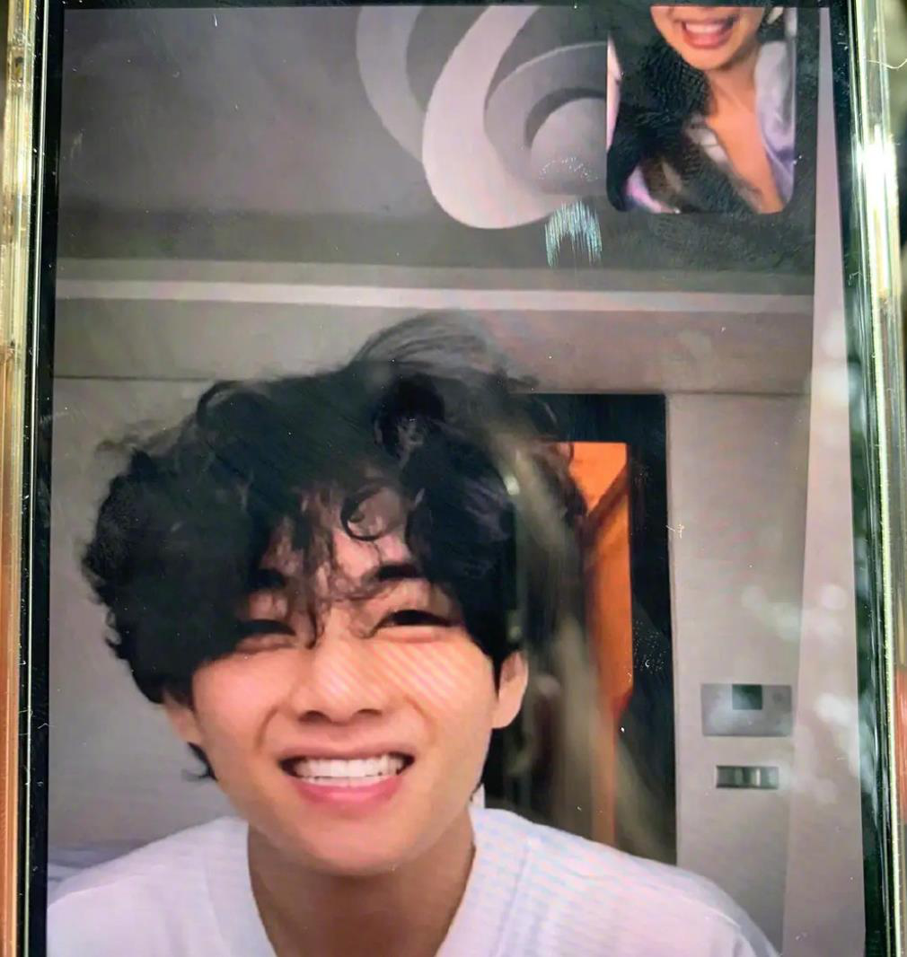 女神Jennie、V亲吻、牵手照曝光！骇客嚣张秀资料夹「还有超多」