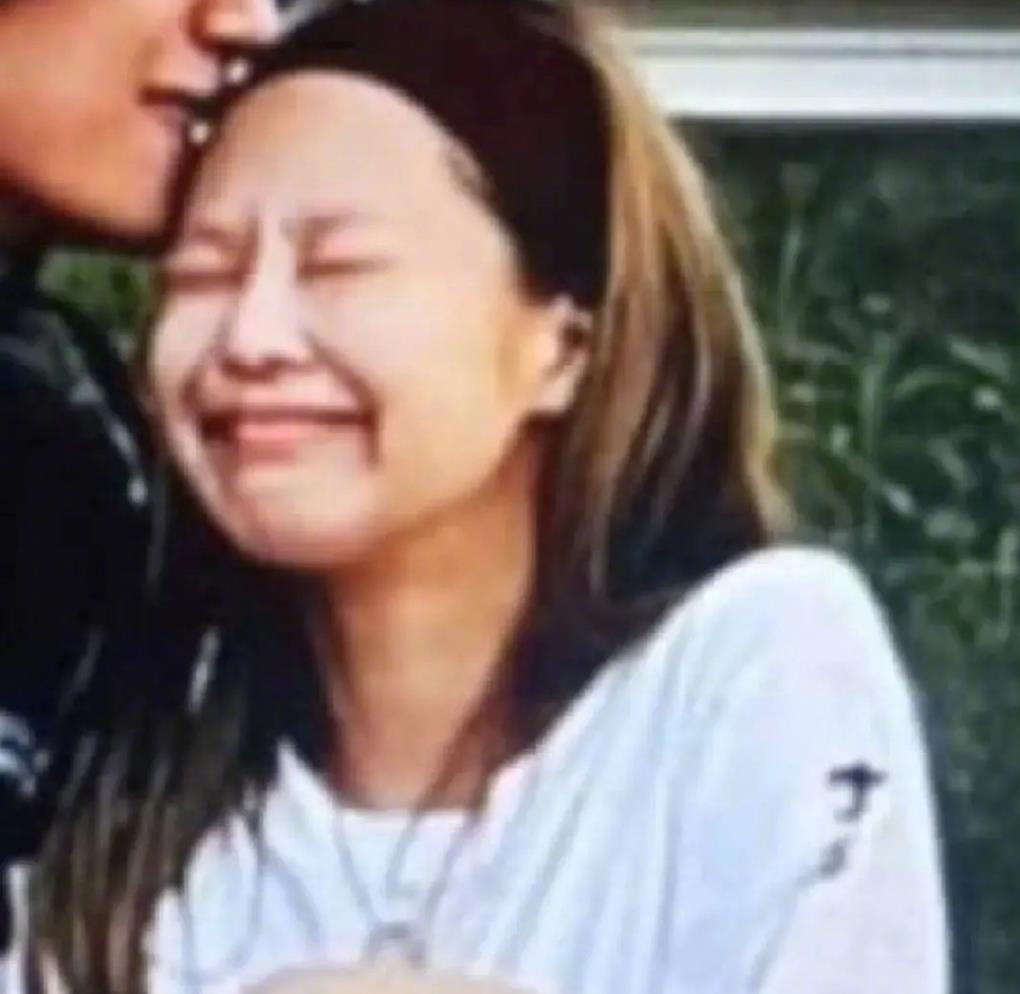 女神Jennie、V亲吻、牵手照曝光！骇客嚣张秀资料夹「还有超多」