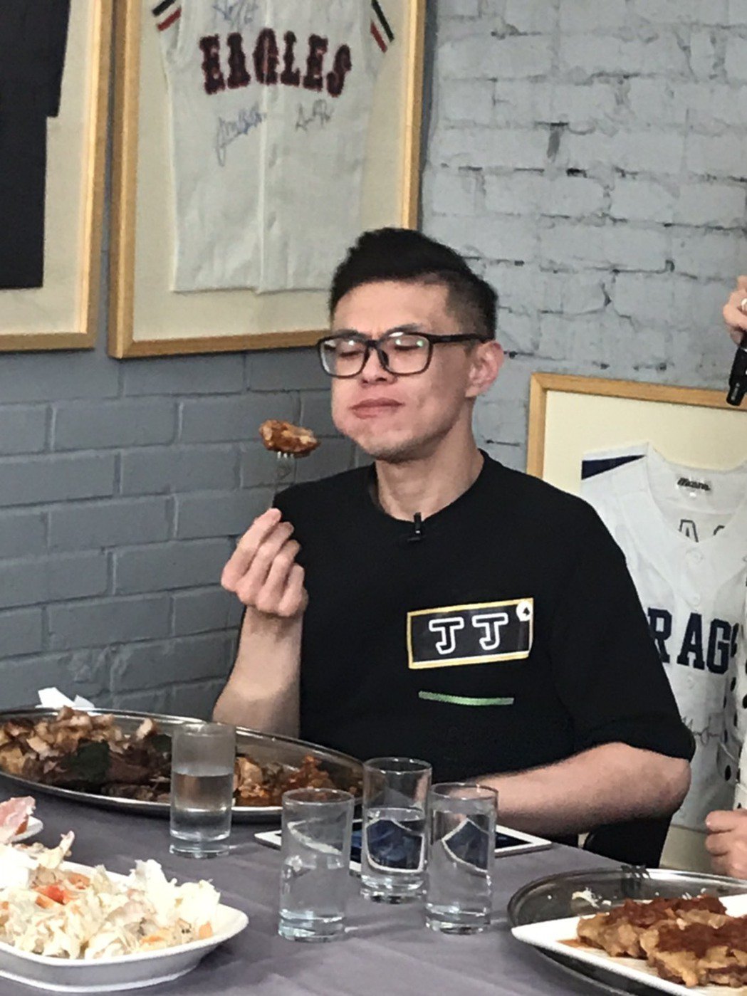 大胃王丁丁食量惊人   一个月吃掉6万