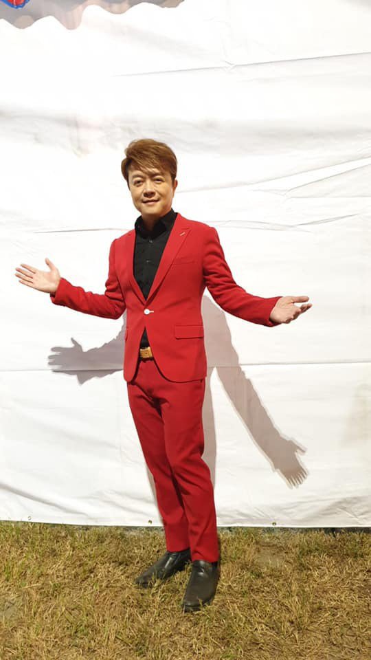 不甘心！蔡阿嘎穿阿信同款衬衫棚拍 网惊「翁立友吧？」