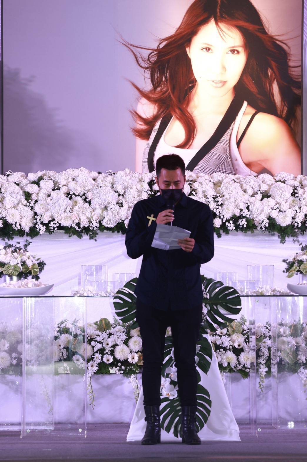 余祥铨哽咽致词盼不到爱玛夫人余苑绮入梦