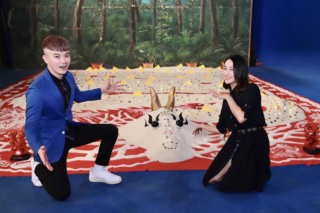 「传奇」推神剧  演员踩小人摆米龙消灾招财