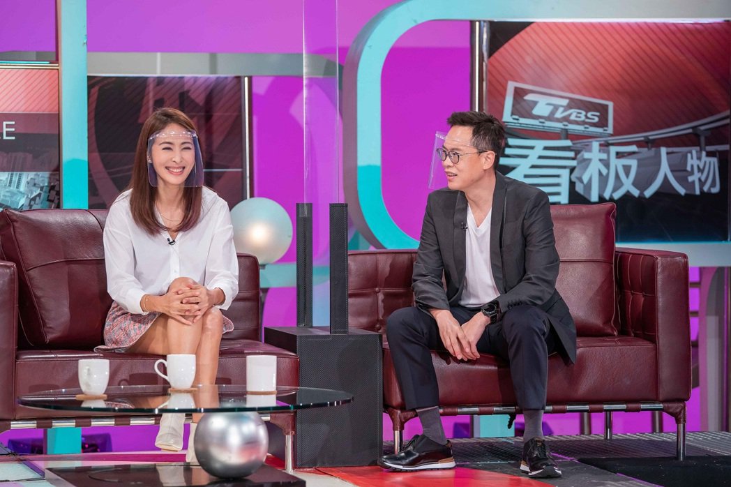 帮美女提包包拍照老公竟被误认是秘书