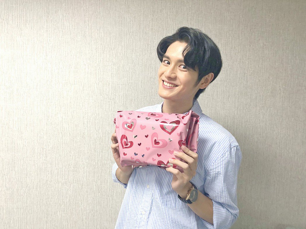 帅哥告白NG！ 张硕航情人节礼物破功丑到本人石化