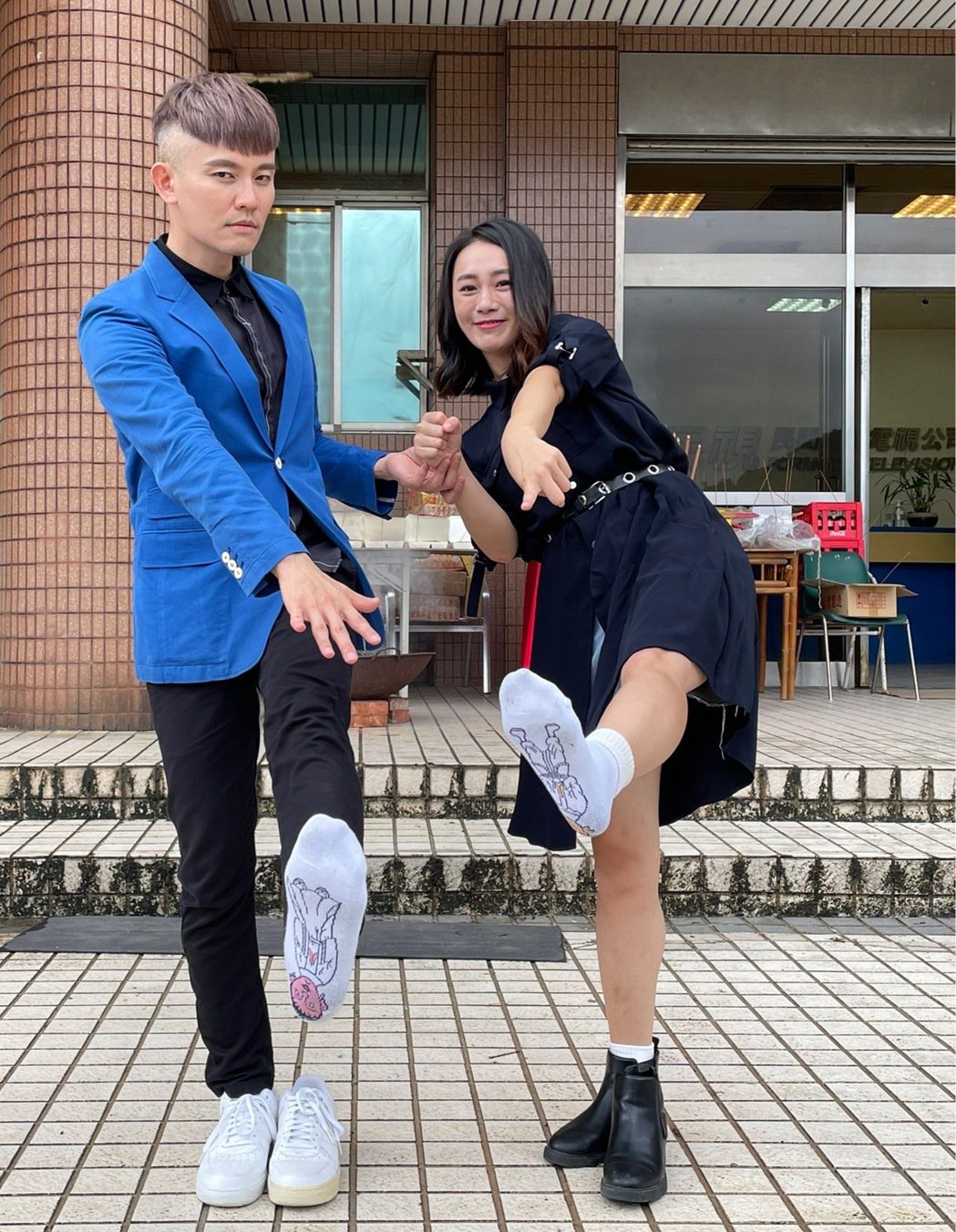 「传奇」推神剧  演员踩小人摆米龙消灾招财