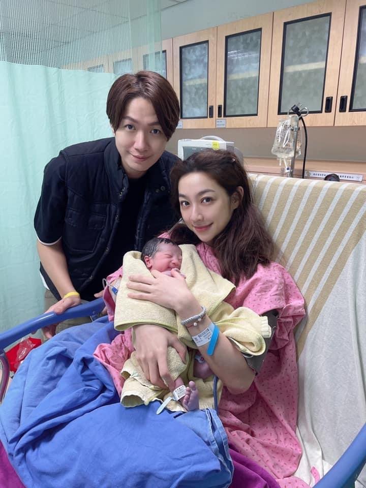 黄少谷当爸！儿子「阿Mo」躺Yumi怀中瞇眼笑萌翻