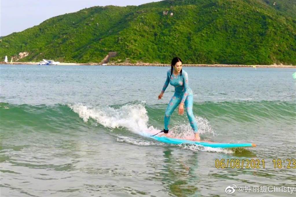 年轻的阿姨钟丽缇穿紧身衣冲浪 尽现前凸后翘好身材