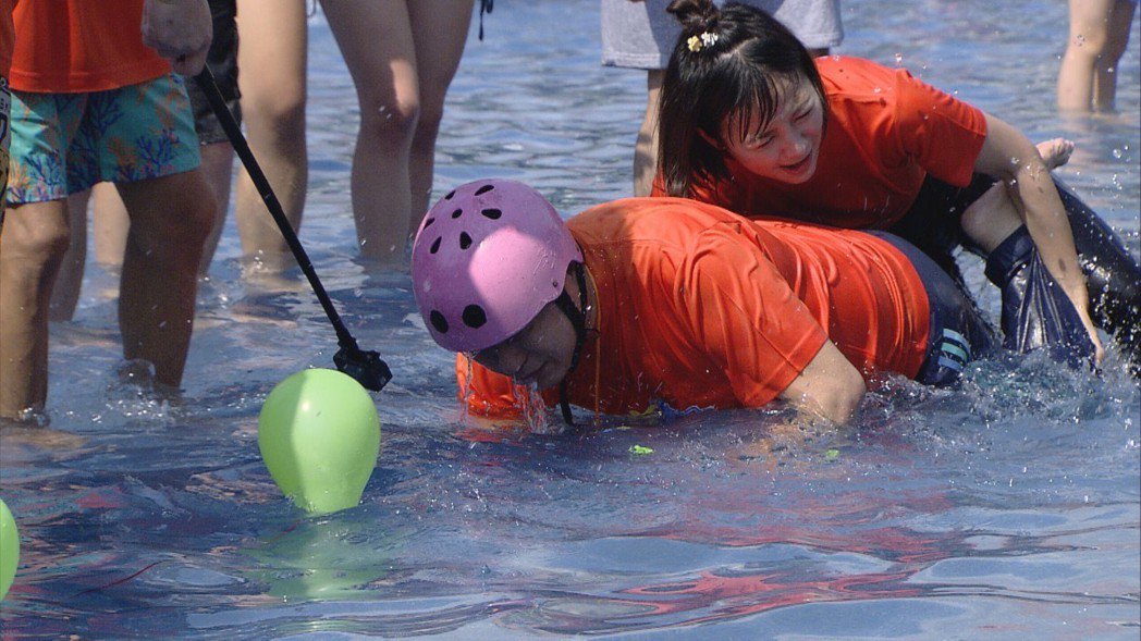 边缘人篮篮失手害他重摔胡瓜被众人抬离场