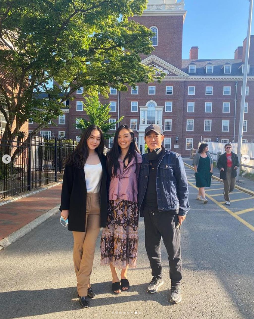 59岁李连杰回春陪逛街女儿穿中空装绝美好身材不输妈