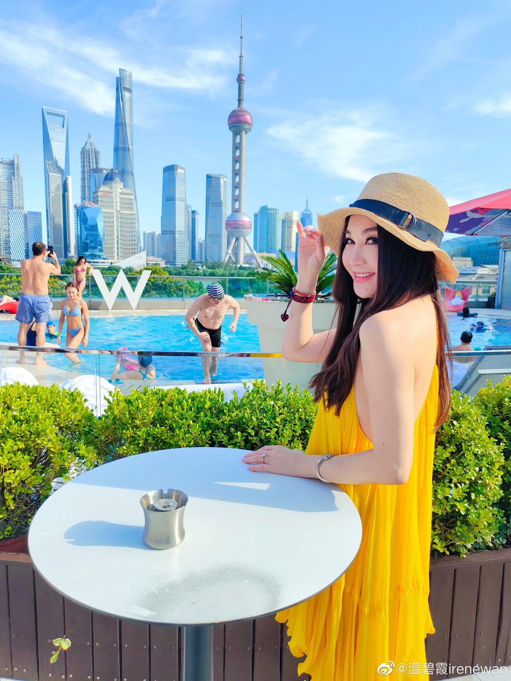 55岁美魔女女神温碧霞晒少女感美照 惊见昔球坛「漂亮宝贝」