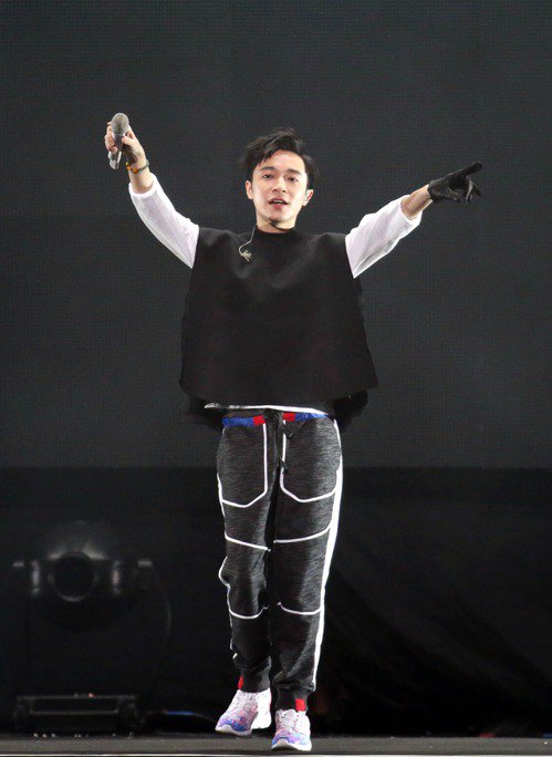 掐住流行音乐的两把刀