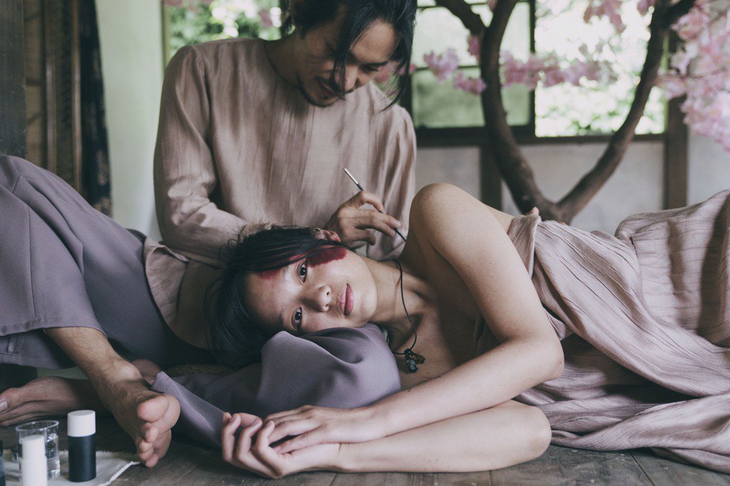 边缘人遭金钟视帝捆绑热爱女星甘愿：身心灵都交给他