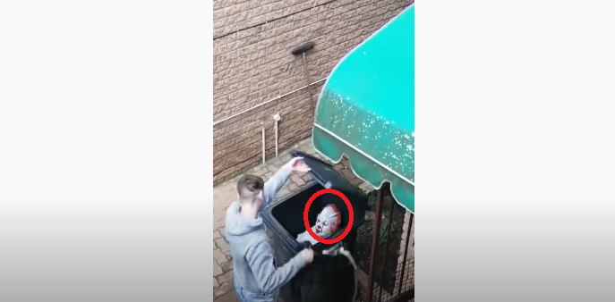 儿不帮泡咖啡！p站妈妈扮恐怖电影《牠》小丑吓他