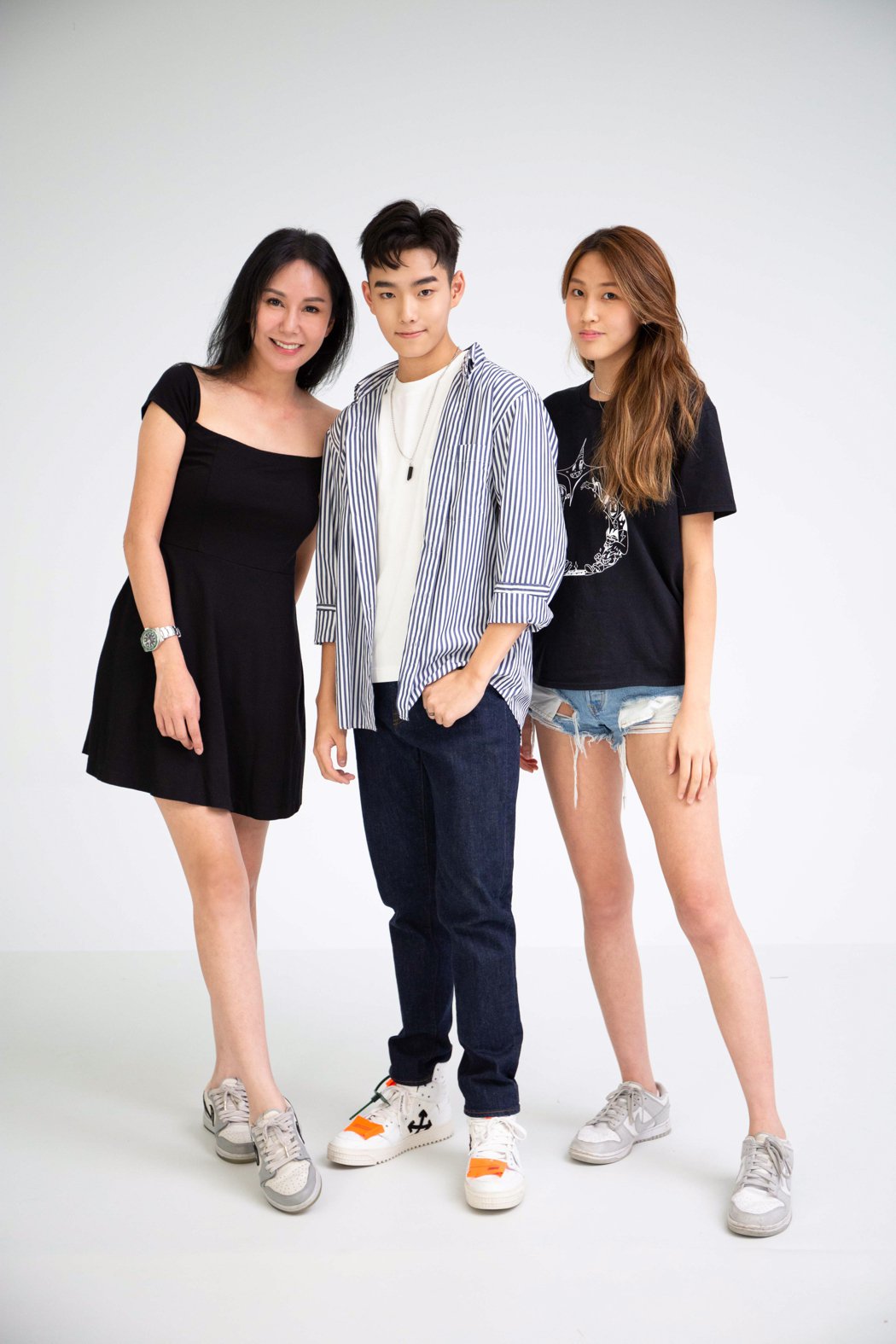 女神洪晓蕾母女同框多个「他」！16岁爱女Dora逆天长腿超杀