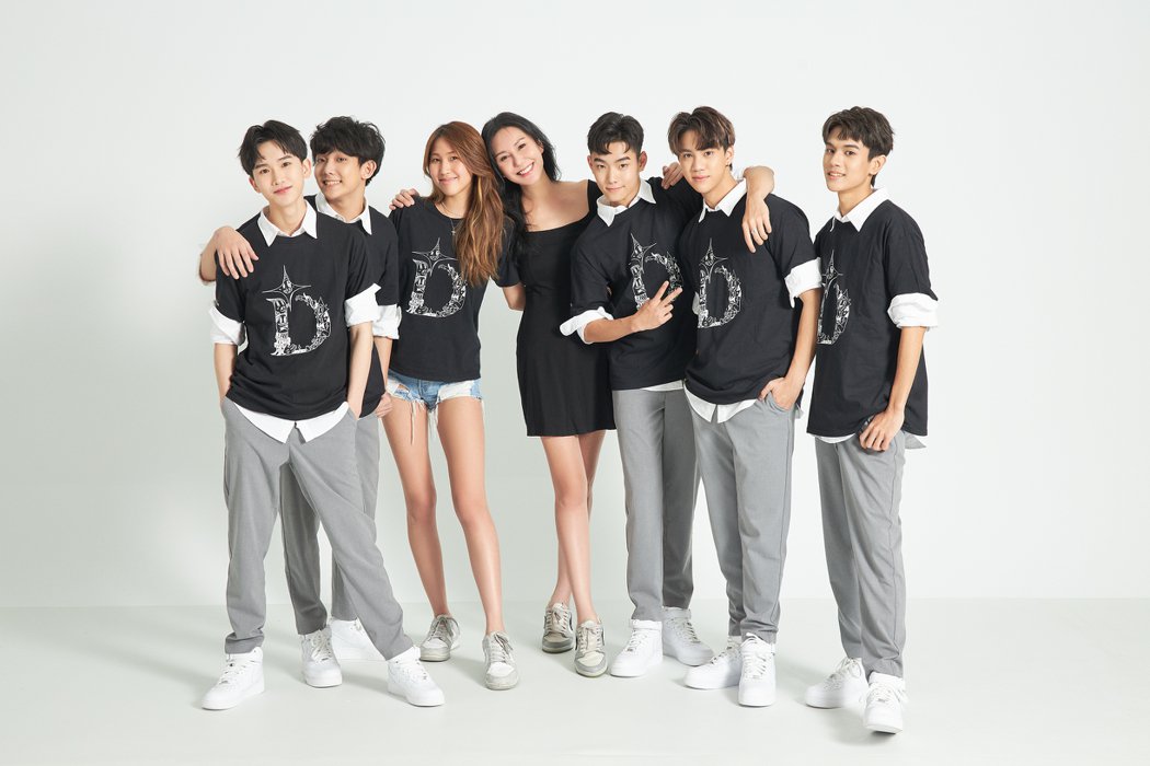 女神洪晓蕾母女同框多个「他」！16岁爱女Dora逆天长腿超杀