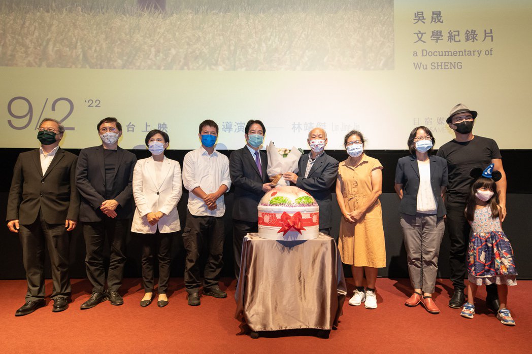 吴晟庆78岁享「中央级庆生」赖清德副总统献花力挺