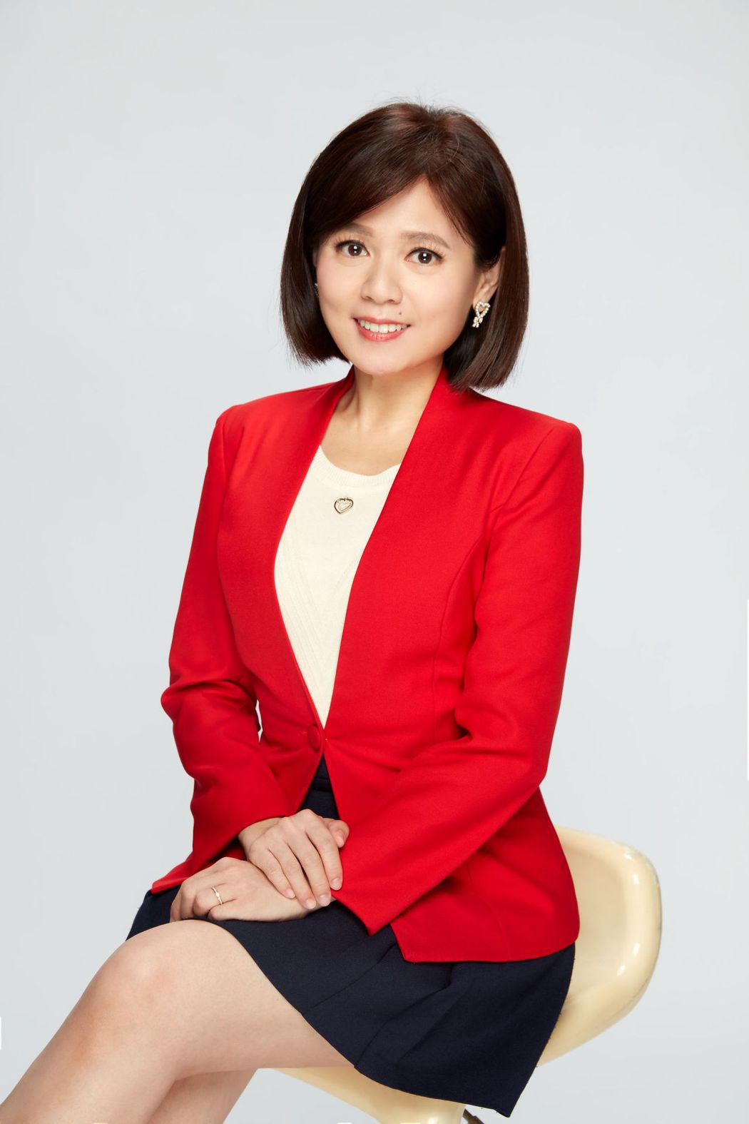 许甫离开中天年轻的阿姨陈谚莹接棒主持「前进战略高地」