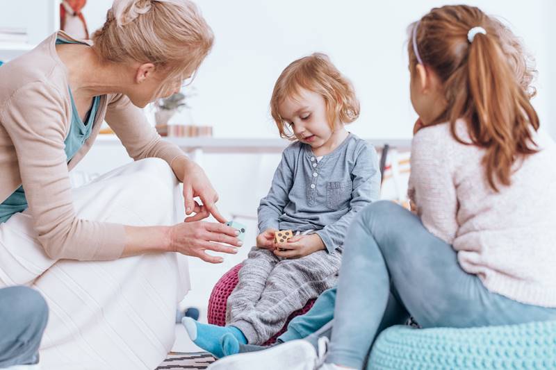 社交能力的养成，最早从家庭开始！孩子踏入团体生活前，爸妈容易有的2迷思