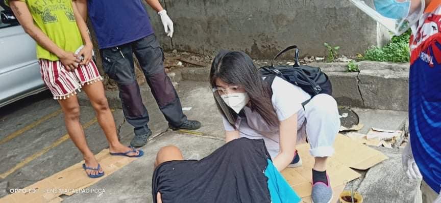 上班途中遇女街友生产,护理师原地接生:帮助别人,是我的职责。