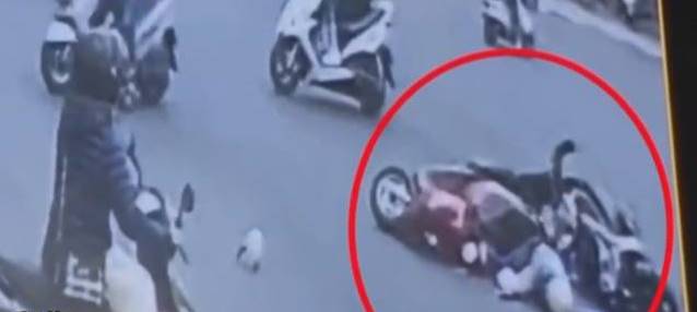 危险时先护孩！嘉义妈妈载5岁儿出车祸，倒地前一刻奋力挡车！