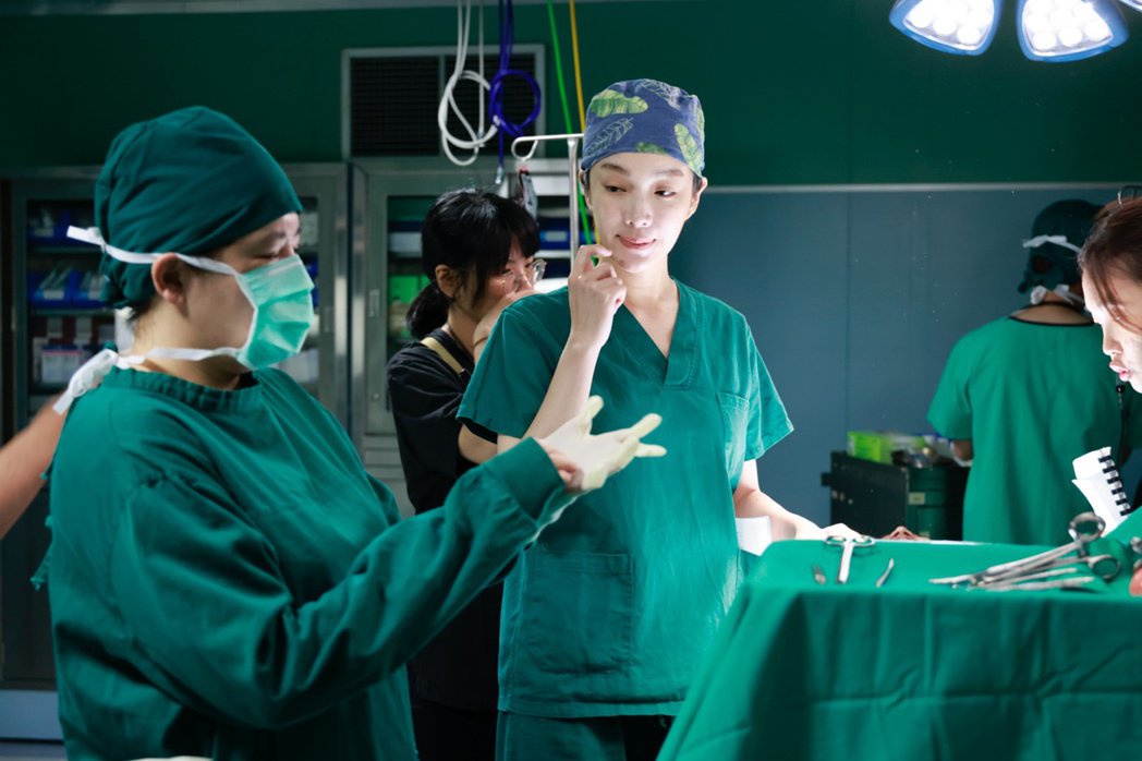 外科手术亲自上阵蔡淑臻喊：头很炸！